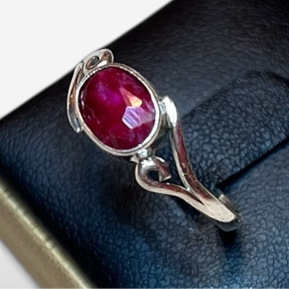Elegant Sterling Silver Genuine Ruby Gemstone Ring Size 7.5 - Picture 3 of 9